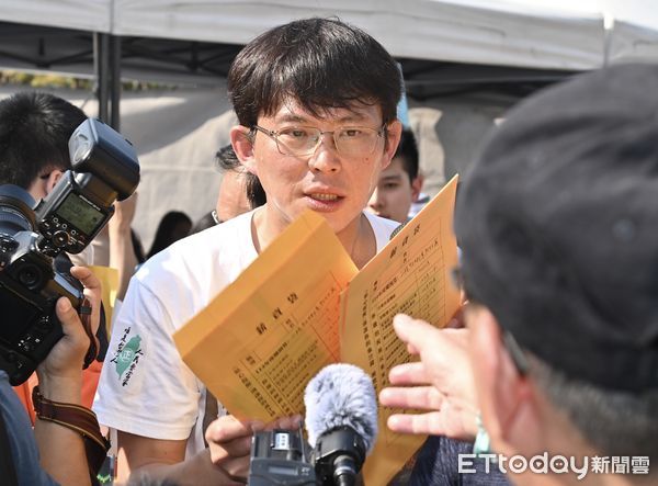 ▲▼台灣民眾黨「323人民要當家!」全民問政宣講，黃國昌與陳佩琪向現場民眾發放限量血汗薪資袋。（圖／記者李毓康攝）