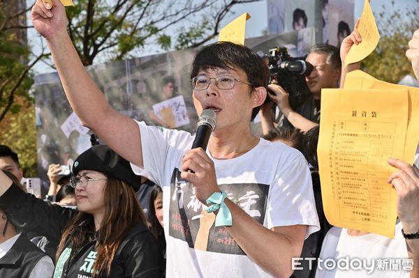 ▲▼台灣民眾黨「323人民要當家!」全民問政宣講，黃國昌向現場民眾發放限量血汗薪資袋。（圖／記者李毓康攝）