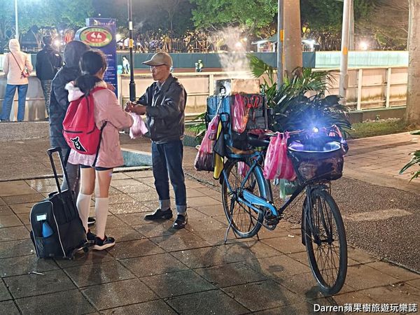 ▲▼桃園肉粽伯燒肉粽阿伯騎鐵馬神出鬼沒古早味桃園炭火肉粽。。（圖／部落客Darren授權提供）