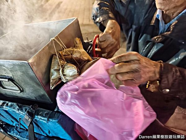 ▲▼桃園肉粽伯燒肉粽阿伯騎鐵馬神出鬼沒古早味桃園炭火肉粽。。（圖／部落客Darren授權提供）