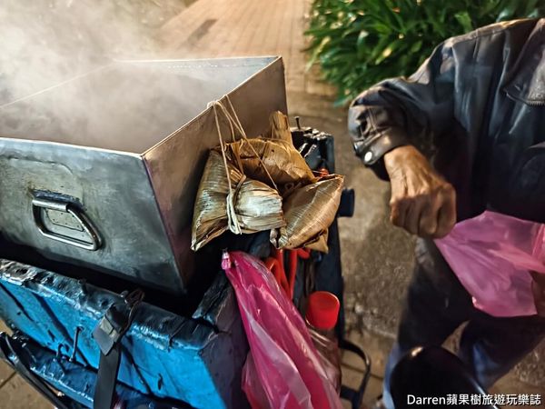 ▲▼桃園肉粽伯燒肉粽阿伯騎鐵馬神出鬼沒古早味桃園炭火肉粽。。（圖／部落客Darren授權提供）