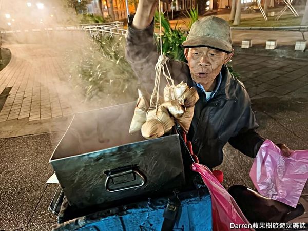 ▲▼桃園肉粽伯燒肉粽阿伯騎鐵馬神出鬼沒古早味桃園炭火肉粽。。（圖／部落客Darren授權提供）