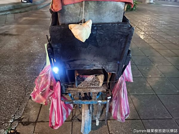 ▲▼桃園肉粽伯燒肉粽阿伯騎鐵馬神出鬼沒古早味桃園炭火肉粽。。（圖／部落客Darren授權提供）