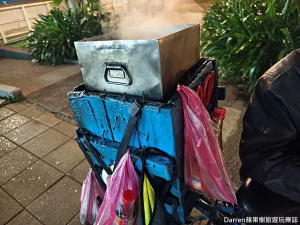 ▲▼桃園肉粽伯燒肉粽阿伯騎鐵馬神出鬼沒古早味桃園炭火肉粽。。（圖／部落客Darren授權提供）