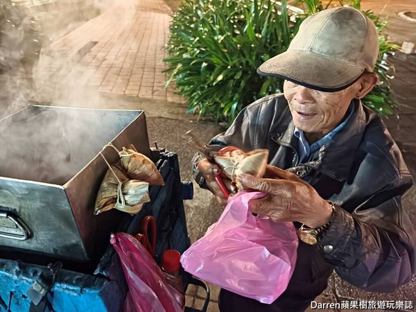 ▲▼桃園肉粽伯燒肉粽阿伯騎鐵馬神出鬼沒古早味桃園炭火肉粽。。（圖／部落客Darren授權提供）