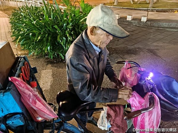 ▲▼桃園肉粽伯燒肉粽阿伯騎鐵馬神出鬼沒古早味桃園炭火肉粽。。（圖／部落客Darren授權提供）