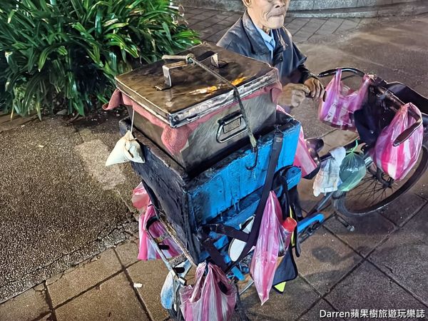 ▲▼桃園肉粽伯燒肉粽阿伯騎鐵馬神出鬼沒古早味桃園炭火肉粽。。（圖／部落客Darren授權提供）