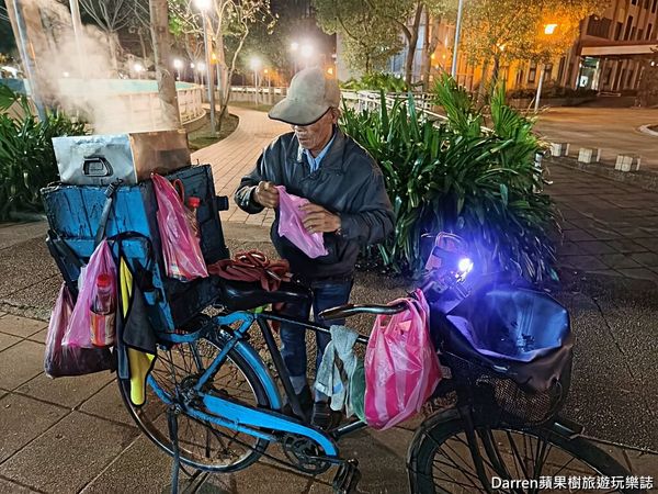 ▲▼桃園肉粽伯燒肉粽阿伯騎鐵馬神出鬼沒古早味桃園炭火肉粽。。（圖／部落客Darren授權提供）