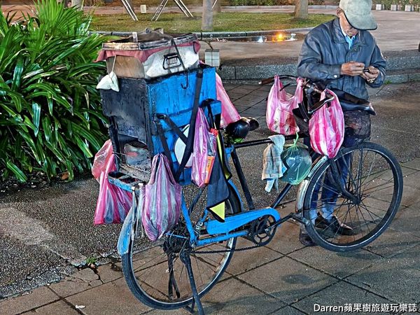 ▲▼桃園肉粽伯燒肉粽阿伯騎鐵馬神出鬼沒古早味桃園炭火肉粽。。（圖／部落客Darren授權提供）