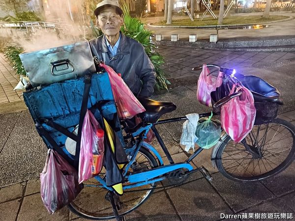 ▲▼桃園肉粽伯燒肉粽阿伯騎鐵馬神出鬼沒古早味桃園炭火肉粽。。（圖／部落客Darren授權提供）