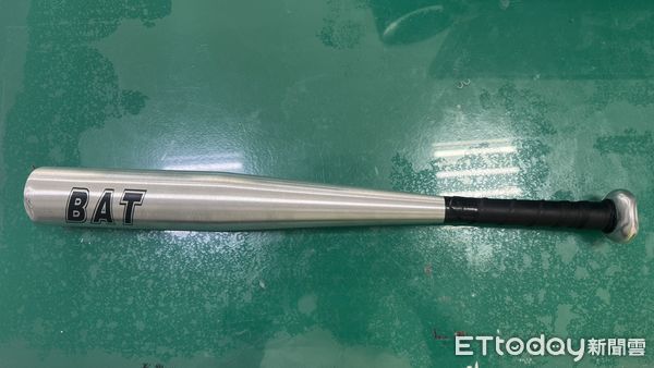 ▲警方查扣陳男砸娃娃機店面玻璃門的球棒。（圖／記者游芳男翻攝）