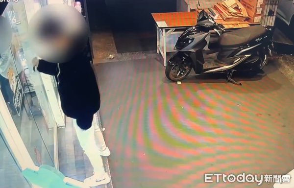 ▲▼宜蘭男持球棒砸娃娃機店             。（圖／記者游芳男翻攝）