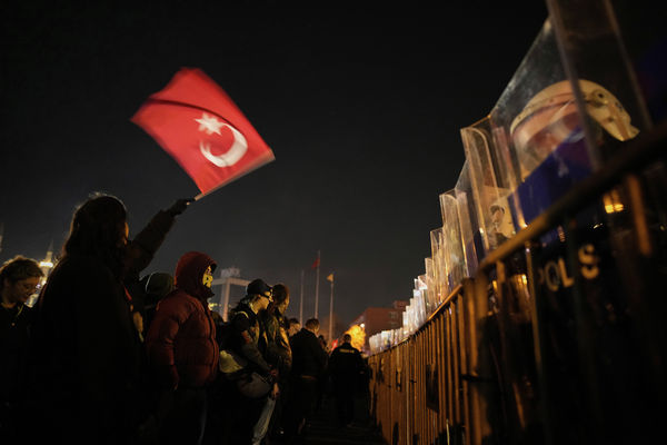 ▲▼ 土耳其伊斯坦堡市長伊瑪莫魯（Ekrem Imamoglu）被抓，群眾示威。（圖／達志影像／美聯社）