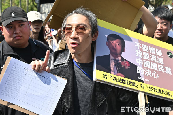 ▲▼台灣民眾黨「323人民要當家!」全民問政宣講，史書華在現場舉牌嗆聲。（圖／記者李毓康攝）