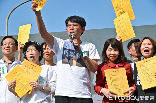 ▲▼台灣民眾黨「323人民要當家!」全民問政宣講，黃國昌與陳佩琪及民眾黨黨公職人員高喊「民進黨還錢」。（圖／記者李毓康攝）
