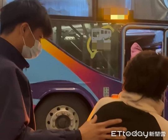 ▲警方協助婦人返家。（圖／記者楊漢聲翻攝）