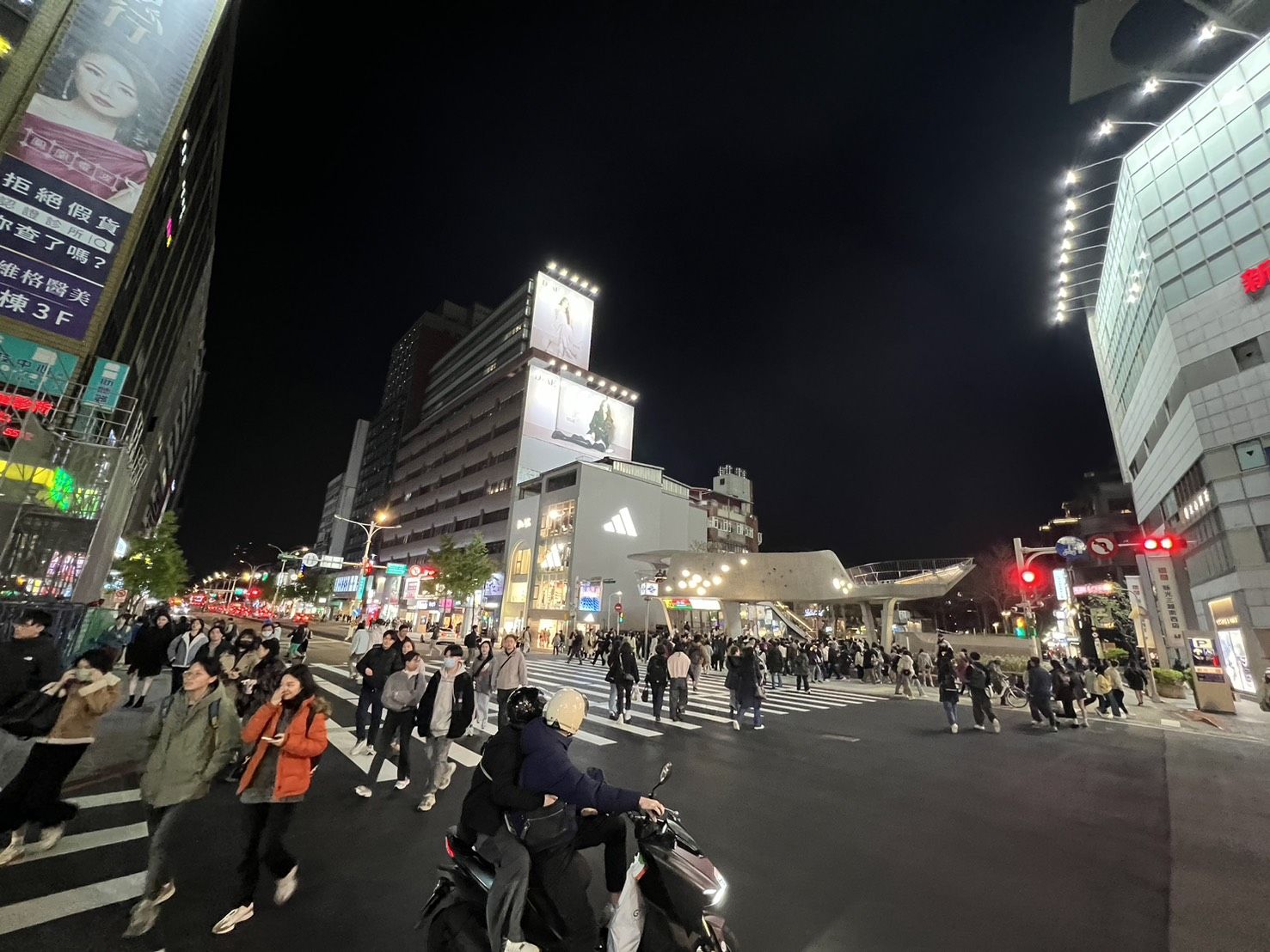▲▼中山站新劃「巨大斑馬線」人車傻眼搶道：怎走？　市府3方式改進。（圖／翻攝台北市中山區民安里里長王俊堯臉書）