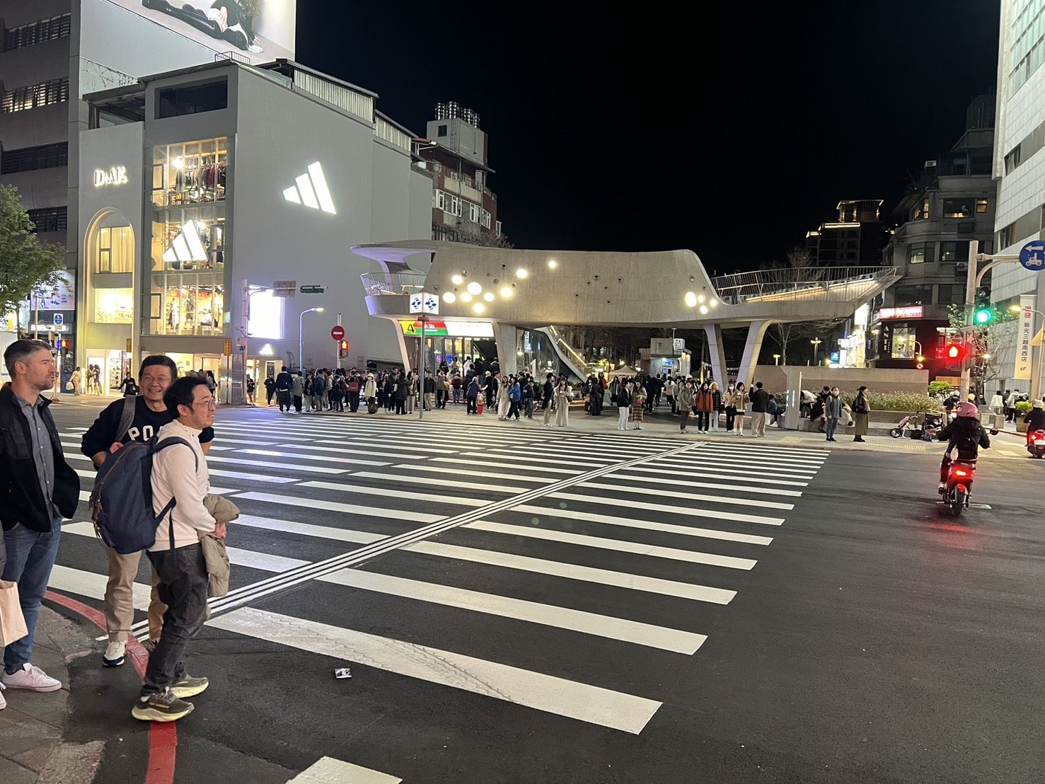 ▲▼中山站新劃「巨大斑馬線」人車傻眼搶道：怎走？　市府3方式改進。（圖／翻攝台北市中山區民安里里長王俊堯臉書）