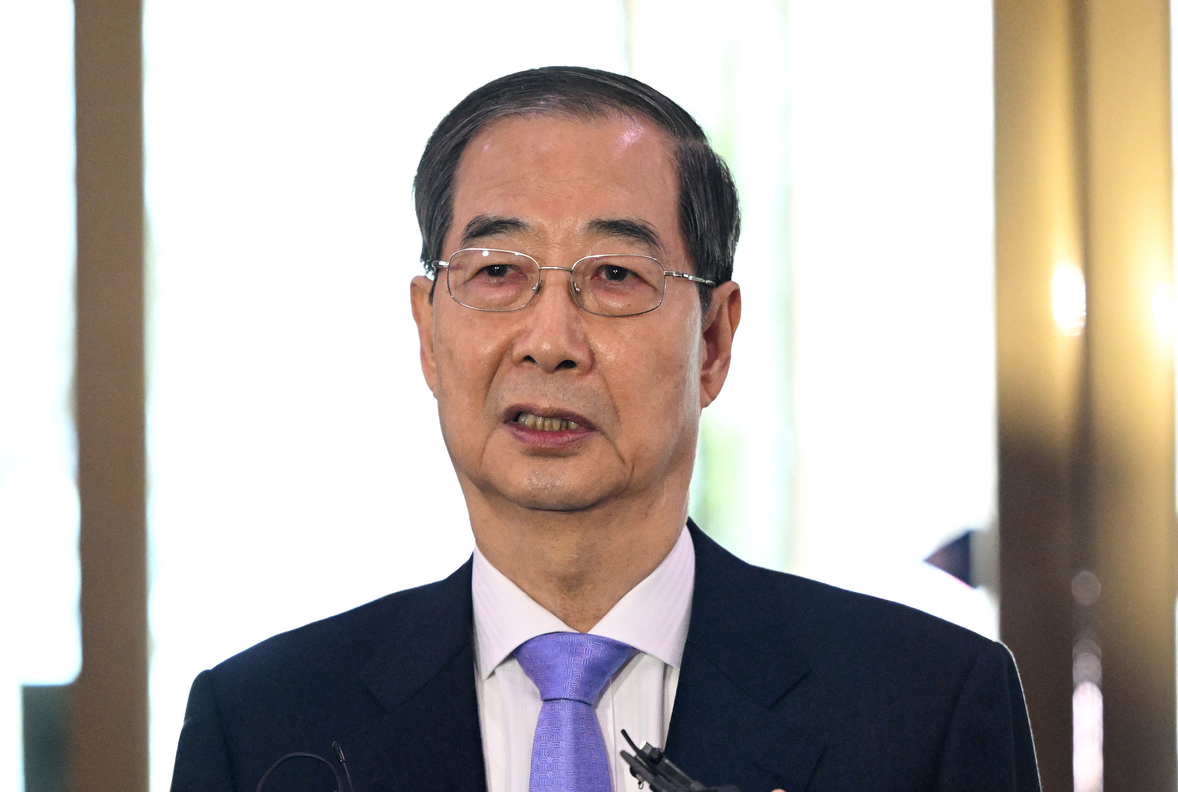 ▲▼南韓國務總理韓悳洙復職，返回光化門政府廳舍向媒體發表談話。（圖／路透）