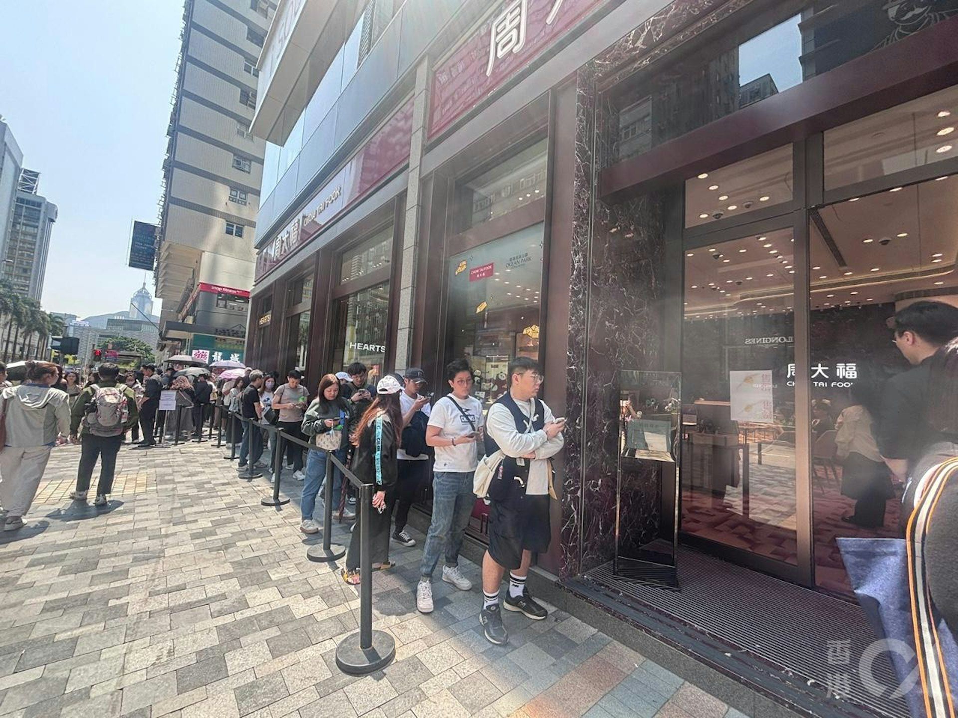 ▲吉伊卡哇金飾香港開賣，吸引大批人流排隊瘋搶。（圖／香港01）