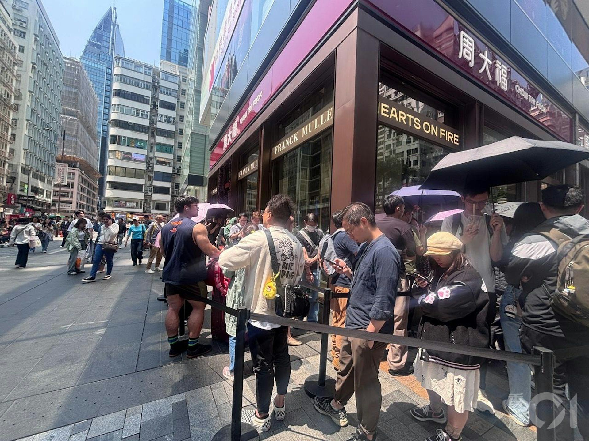 ▲吉伊卡哇金飾香港開賣，吸引大批人流排隊瘋搶。（圖／香港01）