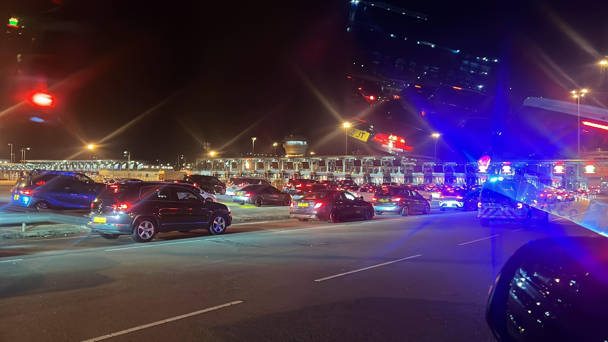 ▲港珠澳大橋關口深夜大排長龍，疑為電腦當機所致，但陸港官方均未回應。（圖／翻攝臉書港車北上分享群）