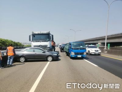 國一北上19K驚險追撞!轎車遇堵變道 後方砂石車急煞擦撞