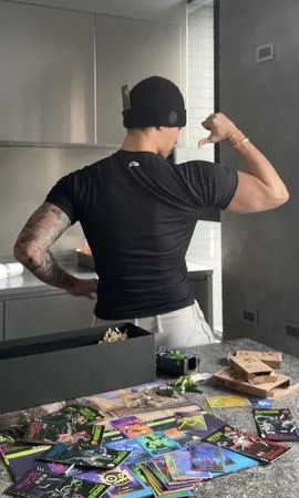 ▲▼ 高爾宣當奶爸秀巨「肌」。（圖／FragPunk提供）