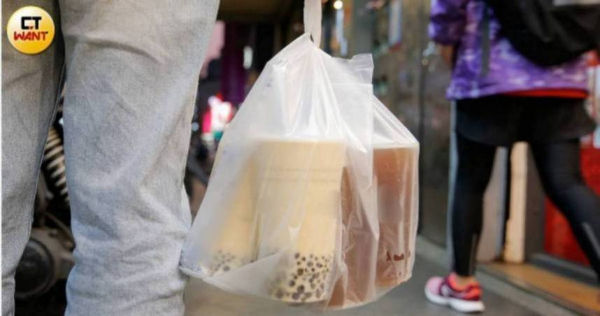 新人「不墊飲料錢」遭主管洗臉　女前輩也開嗆：年輕人不能接受？網炸鍋