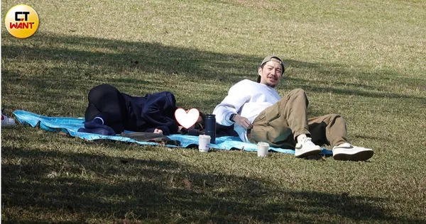 娛樂報報／「天后的男人」13年長跑仍不婚　周詠軒與女友公園約會「一動作」洩浪漫