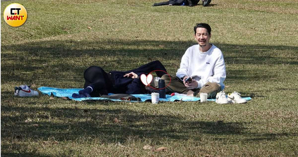 娛樂報報／「天后的男人」13年長跑仍不婚　周詠軒與女友公園約會「一動作」洩浪漫
