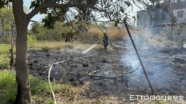 ▲▼         金門林兜民宅旁田野火警 消防局快速撲滅成功阻隔延燒     。（圖／記者林名揚翻攝）