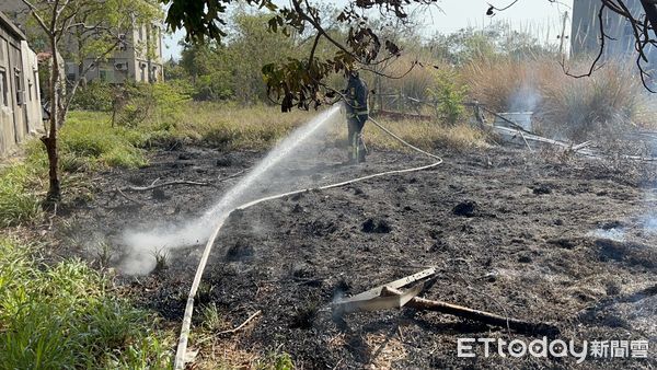 ▲▼         金門林兜民宅旁田野火警 消防局快速撲滅成功阻隔延燒     。（圖／記者林名揚翻攝）
