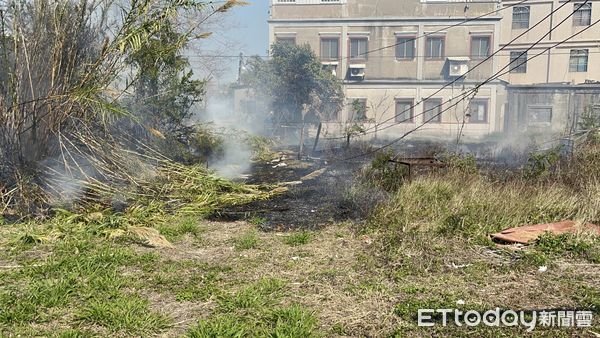 ▲▼         金門林兜民宅旁田野火警 消防局快速撲滅成功阻隔延燒     。（圖／記者林名揚翻攝）