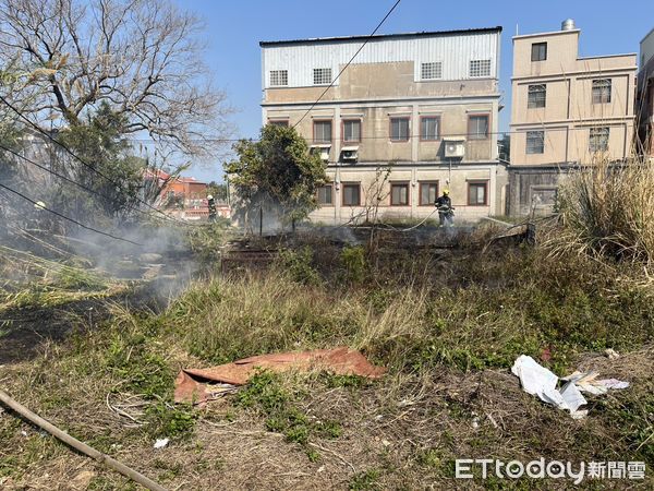 ▲▼         金門林兜民宅旁田野火警 消防局快速撲滅成功阻隔延燒     。（圖／記者林名揚翻攝）