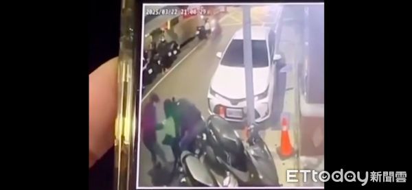 ▲▼黃男的米克斯犬（箭頭）衝向包女的黑狗（紅圈），對黑狗展開攻擊撕咬，造成黑狗右胸開放傷口輕微氣胸，包女左小腿被咬傷留下3個流血齒洞             。（圖／記者陳以昇翻攝）