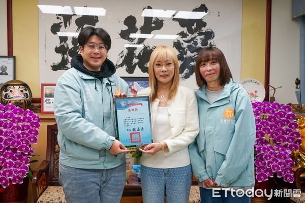 ▲▼八仙塵爆傷友陳依欣回饋家鄉，牽線並攜手日本眼鏡品牌JINS，助學花蓮市子弟。（圖／花蓮市公所，下同）