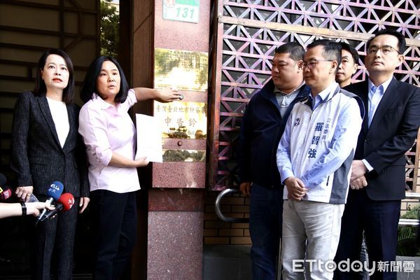 ▲中選會認證民團涉偽造，藍委陳玉珍、羅智強、許宇甄赴北檢告發。（圖／記者鄭佩玟攝）