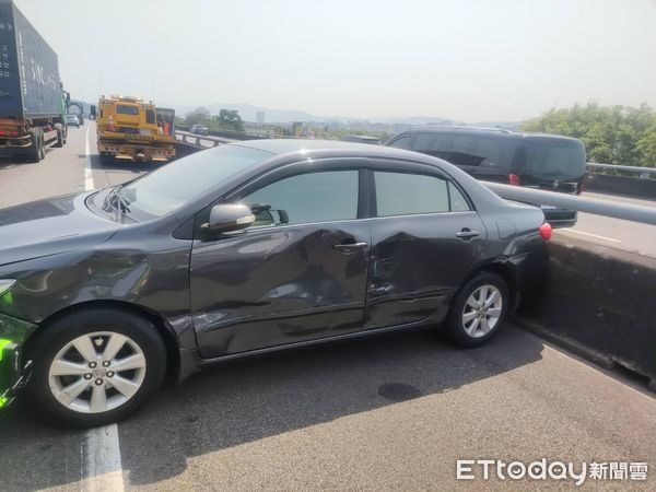 ▲國道中山高北上19K 24日上午發生砂石車追撞小客車意外。（圖／記者張君豪翻攝）