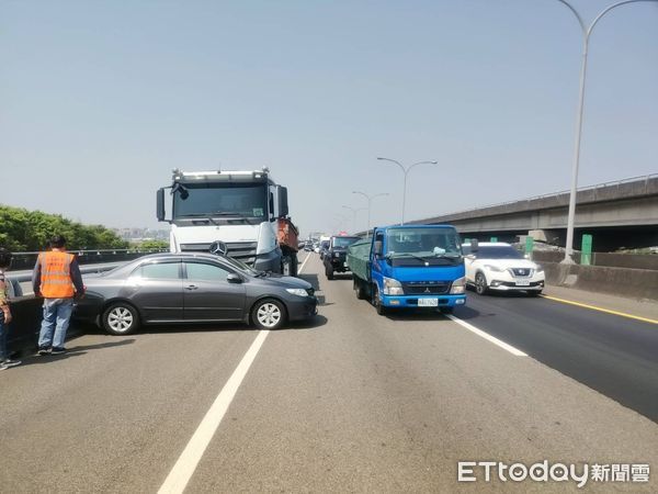▲國道中山高北上19K 24日上午發生砂石車追撞小客車意外。（圖／記者張君豪翻攝）