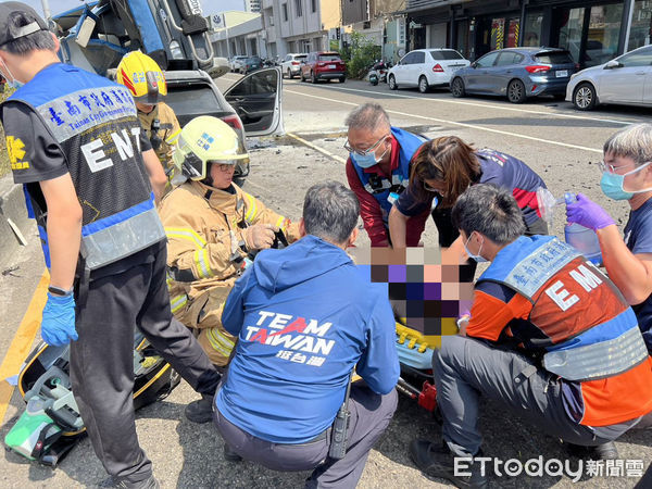 ▲台南市仁德區大同路三段24日上午發生1起小客車與貨車車禍事故，其中貨車55歲蕭姓駕駛人當場失去生命跡象，經送醫搶救仍傷重不治身亡。（圖／民眾提供，下同）