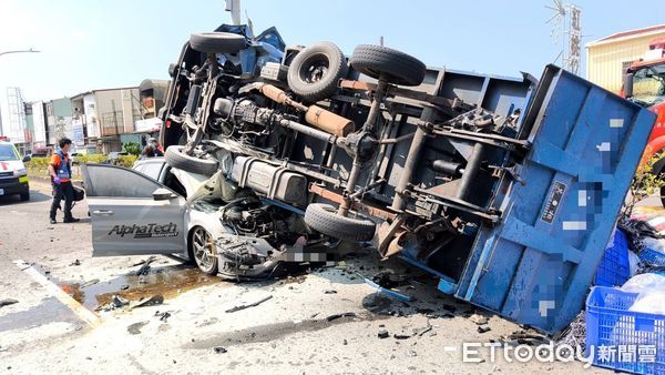 ▲台南市仁德區大同路三段24日上午發生1起小客車與貨車車禍事故，其中貨車55歲蕭姓駕駛人當場失去生命跡象，經送醫搶救仍傷重不治身亡。（圖／民眾提供，下同）