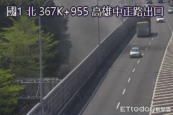 ▲▼國1小貨車開到半路「火燒車」！黑煙狂竄　駕駛急下車逃命。（圖／記者吳世龍翻攝）