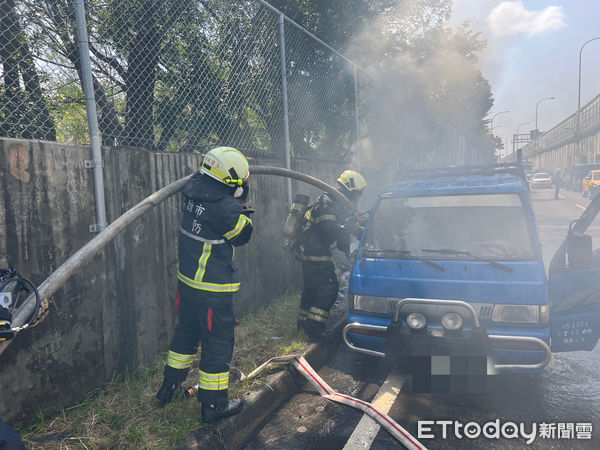 ▲▼國1小貨車開到半路「火燒車」！黑煙狂竄　駕駛急下車逃命。（圖／記者吳世龍翻攝）