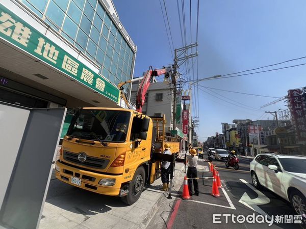 ▲▼高雄獼猴來亂！「誤觸路燈變壓器」遭電死　左營402戶停電。（圖／記者賴文萱翻攝）