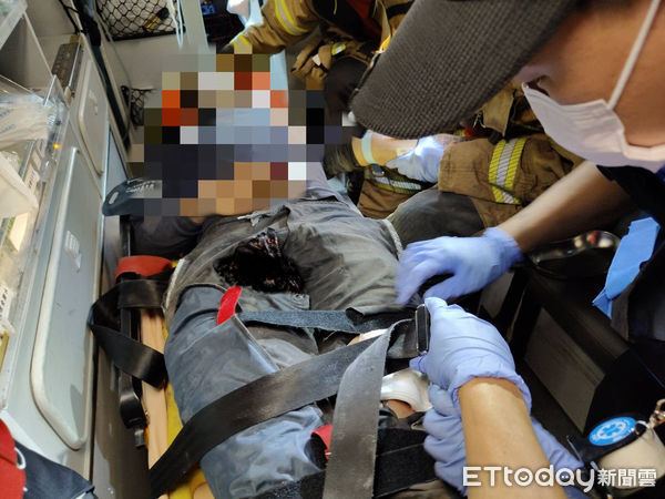 ▲台南市官田工業區1處工廠，24日上午發生1起工安意外，24歲周姓工人不慎自屋頂採光罩約18公尺高處墜落，雙大腿開放性骨折，消防人員搶救送醫。（圖／民眾提供，下同）