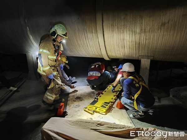 ▲台南市官田工業區1處工廠，24日上午發生1起工安意外，24歲周姓工人不慎自屋頂採光罩約18公尺高處墜落，雙大腿開放性骨折，消防人員搶救送醫。（圖／民眾提供，下同）