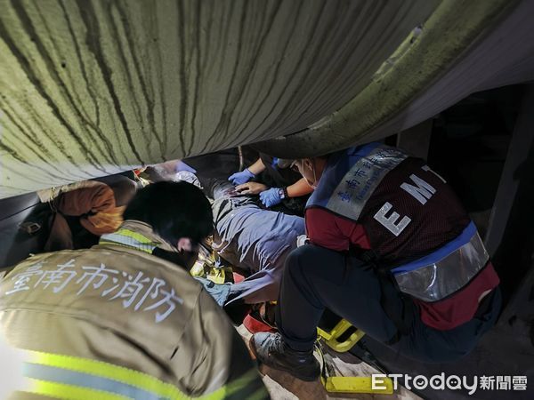 ▲台南市官田工業區1處工廠，24日上午發生1起工安意外，24歲周姓工人不慎自屋頂採光罩約18公尺高處墜落，雙大腿開放性骨折，消防人員搶救送醫。（圖／民眾提供，下同）