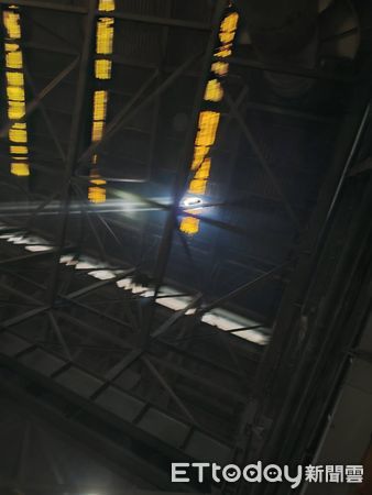 ▲台南市官田工業區1處工廠，24日上午發生1起工安意外，24歲周姓工人不慎自屋頂採光罩約18公尺高處墜落，雙大腿開放性骨折，消防人員搶救送醫。（圖／民眾提供，下同）