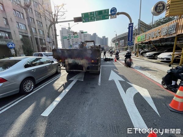 ▲營業貨運曳引車在上班尖峰時段與機車發生踫撞。（圖／桃園警分局提供）